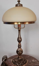 stylowa lampka na komodę, wykonana z odlewu mosiężnego, lampka z kloszem