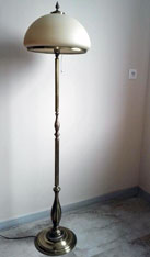 Lampa stojąca podłogowa, wykonana z mosiadzu, z kloszem